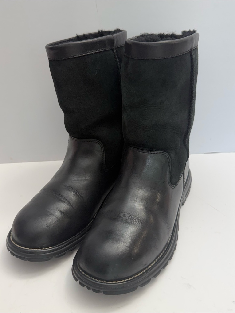 UGG Australia Womens 9 Mid Calf Boots Black Leather Suede Sheepskin S/N 5381